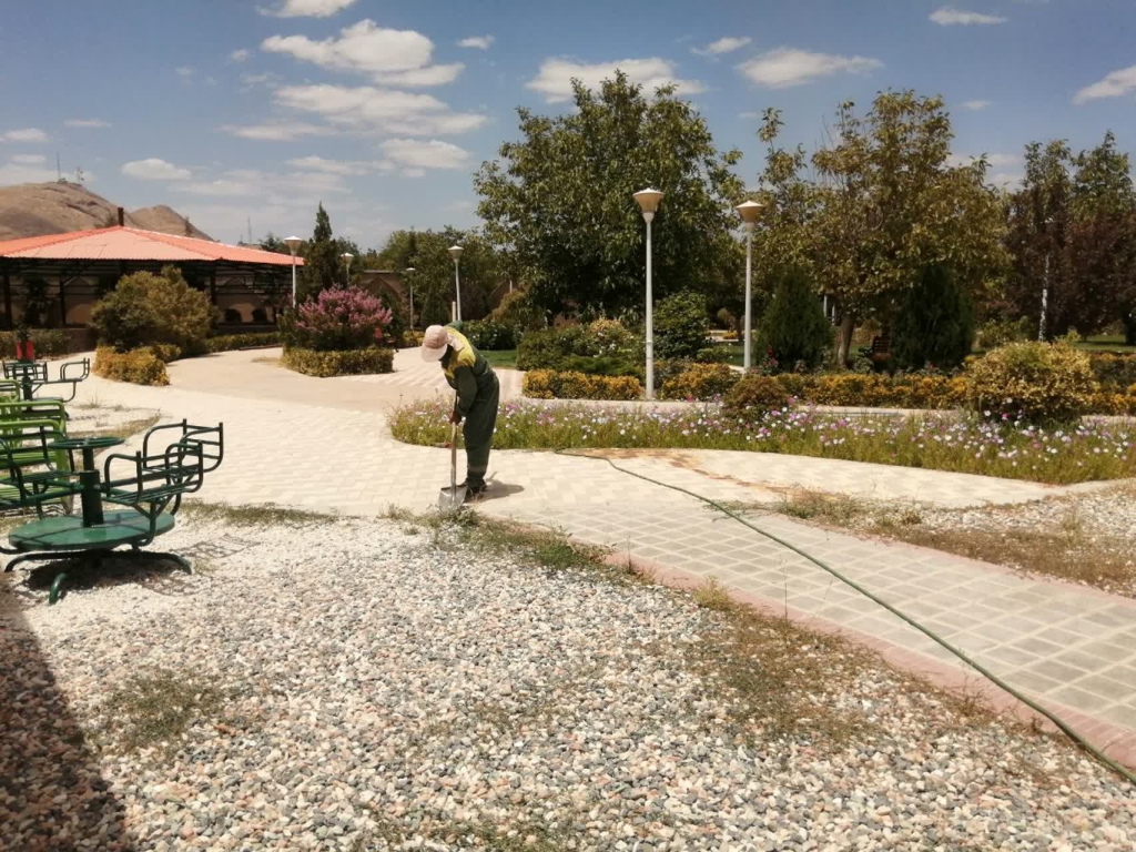 کوشش پارکبانان برای سرسبزی تیران